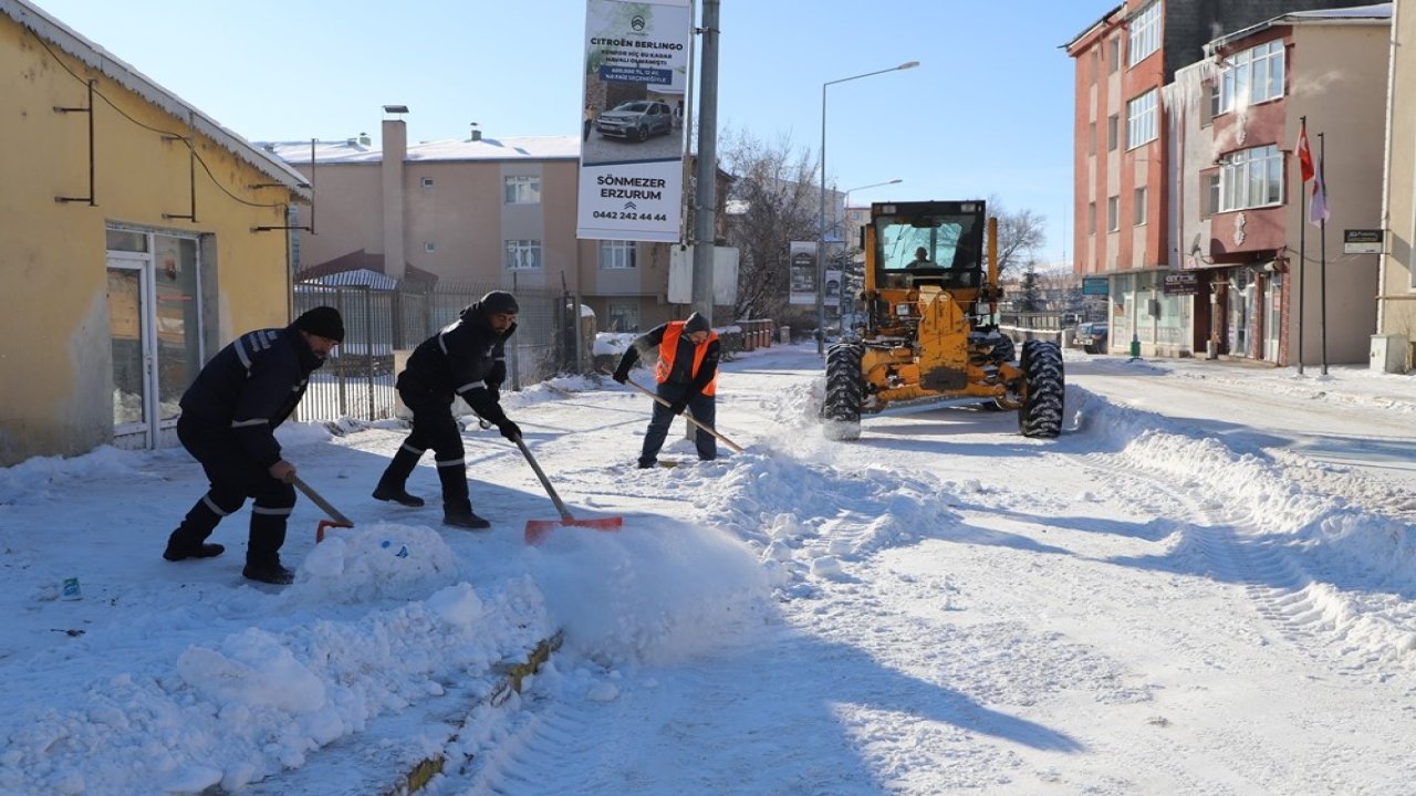 Belediye Ekipleri’nden hummalı kar temizliği çalışması