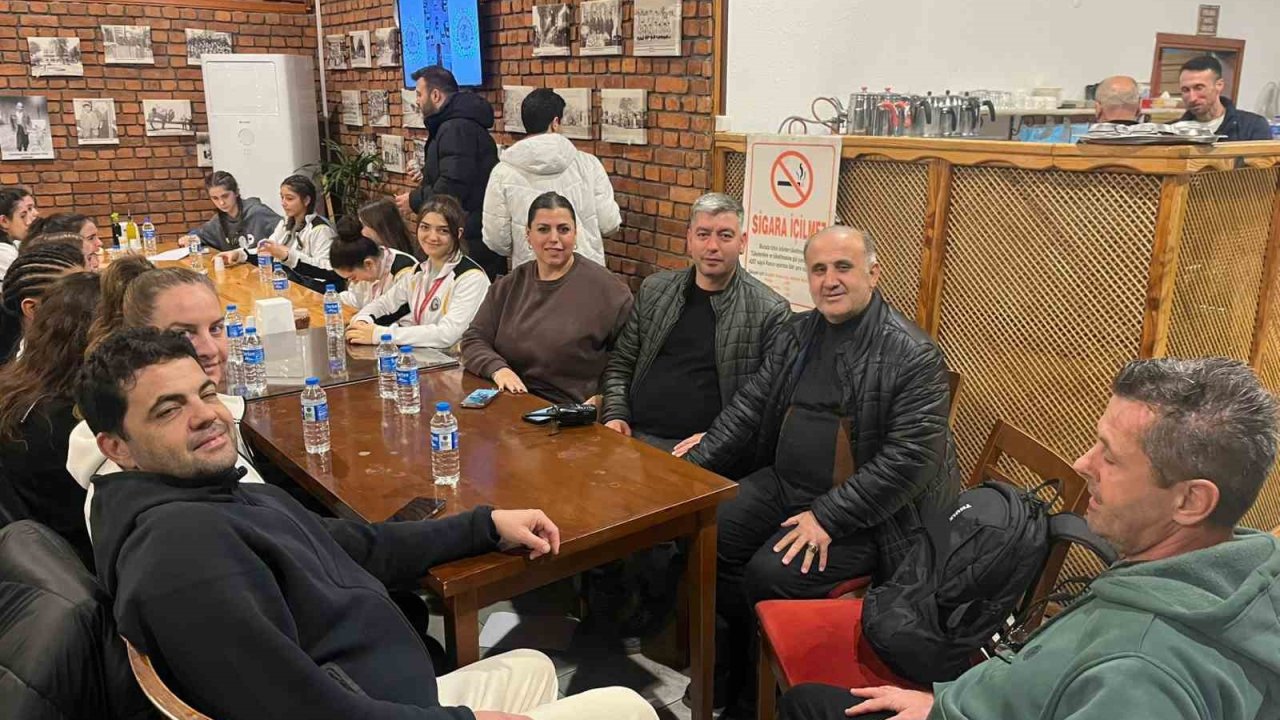 İncirliova Belediyesi yolda kalan sporcuların yardımına koştu