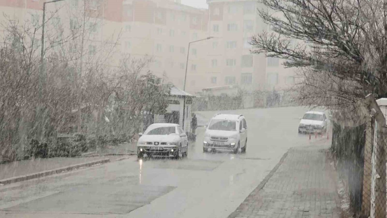 Aksaray’da kar yağışı etkili oluyor