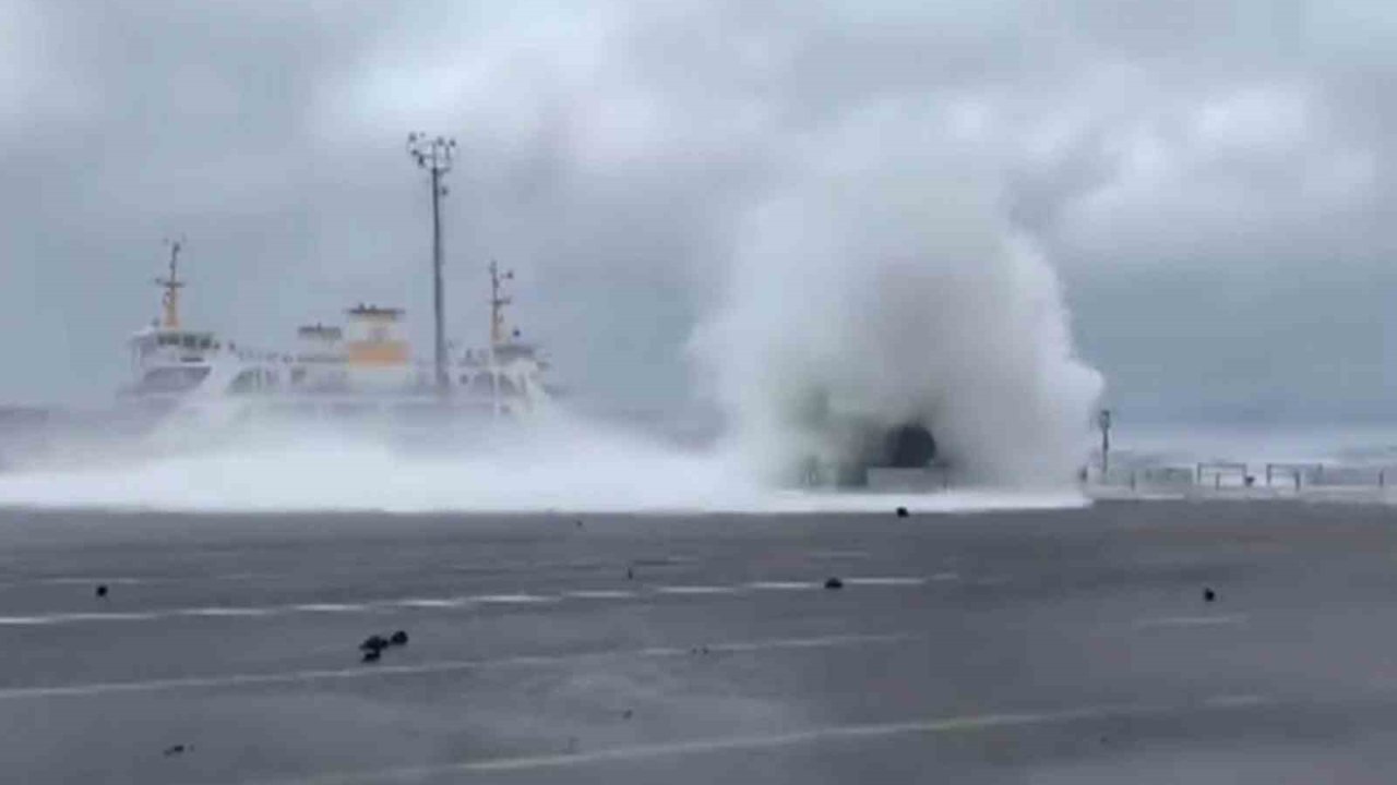 Yalova’daki fırtınadan çarpıcı görüntüler