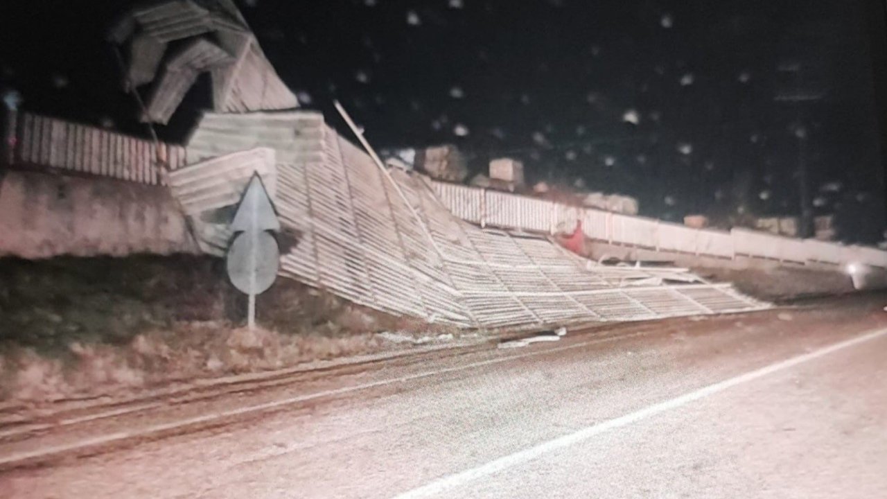 Bilecik’te fırtına fabrikanın çatısını uçurdu