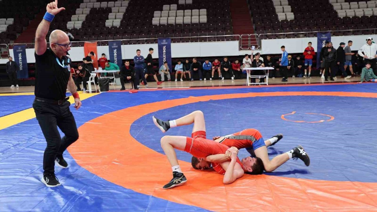 Gençler Güreş Müsabakaları Elazığ’da sürüyor