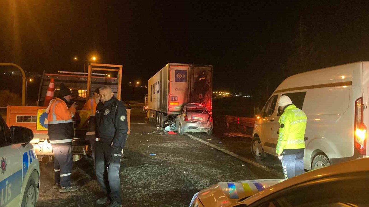 Ankara’da tıra çarpan aracın sürücüsü hayatını kaybetti