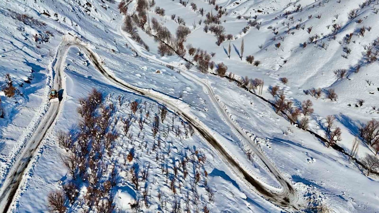 Siirt’te çığ düşen yol temizlendi
