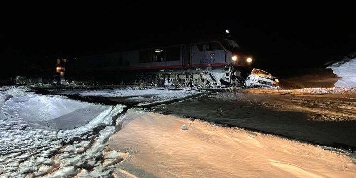 Sarıkamış'ta yük treni otomobile çarptı: 1 yaralı