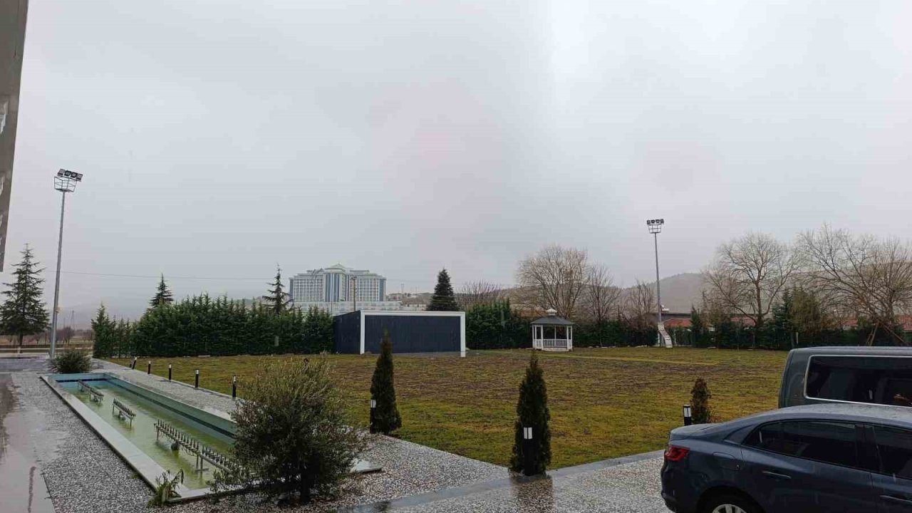 Afyonkarahisar’da beklenen kar yağışı başladı