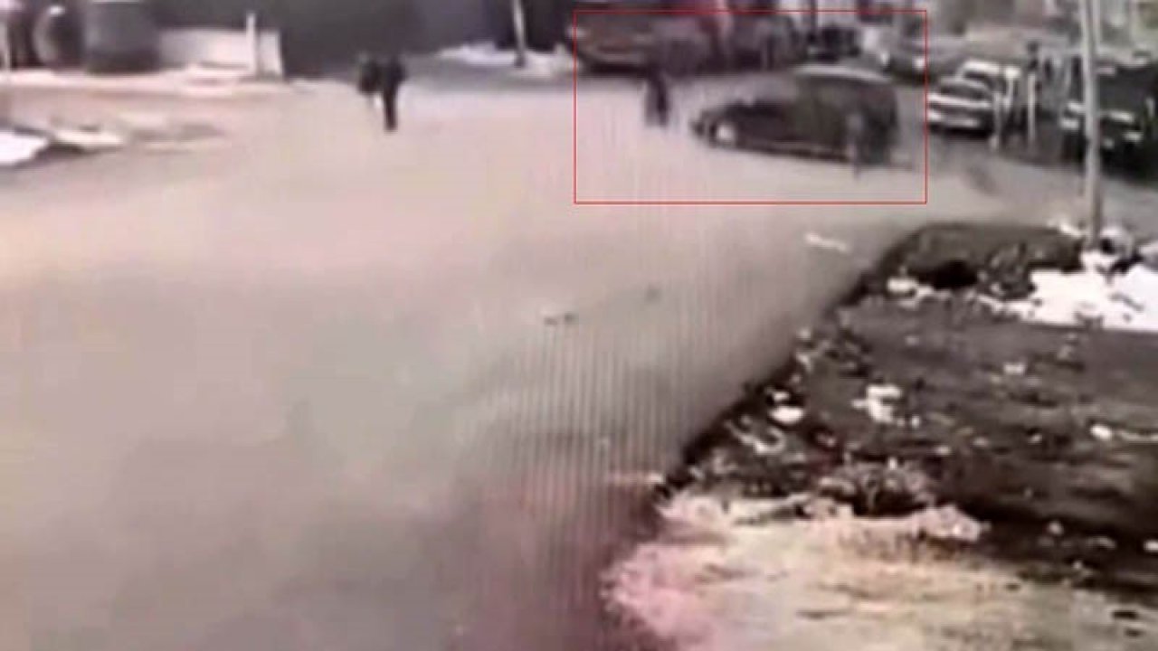 Gaziantep’te ilginç kaza: Hafif ticari araç motosiklete, motosiklet yayaya çarptı