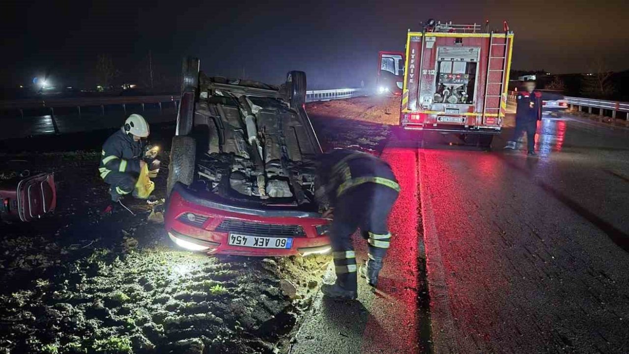 Ters dönen otomobildeki 2 kişi yaralandı