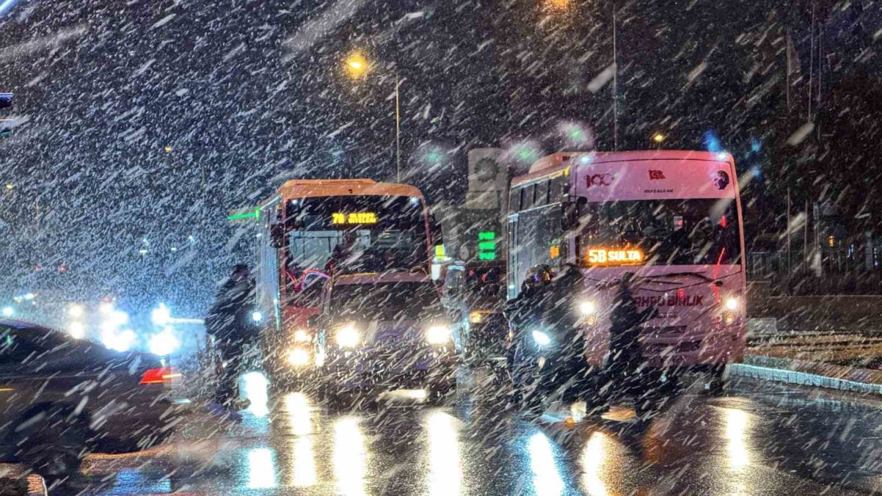 Edirne’de yoğun kar yağışı etkili oluyor