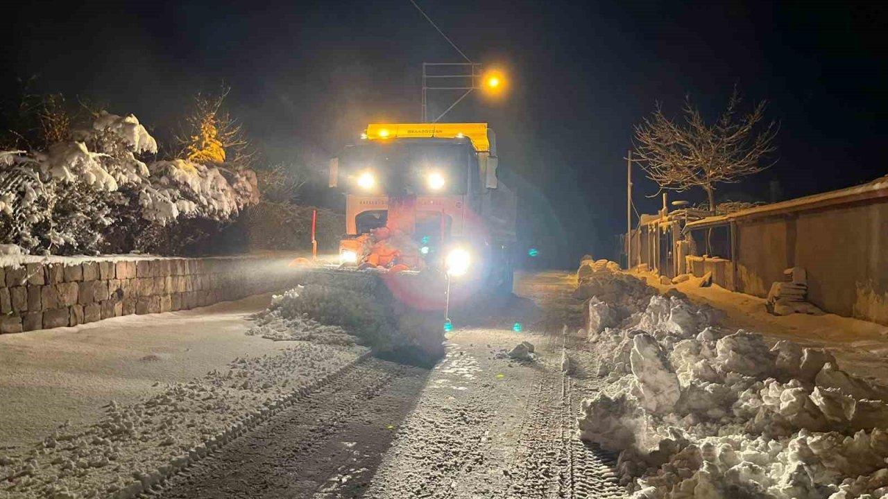 Kayseri’de kar yağışı ve tipi nedeniyle 128 yol ulaşıma kapalı