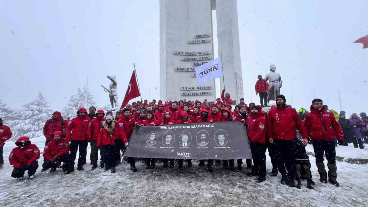Metristepe’de 18 yıllık vefa: AKUT, İnönü Zaferi’ni kar altında kutladı
