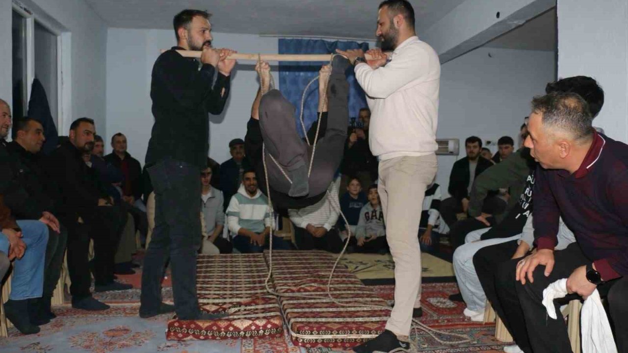 Onlarca köylü bir araya geldi, geleneksel orta oyunları kahkahaya boğdu