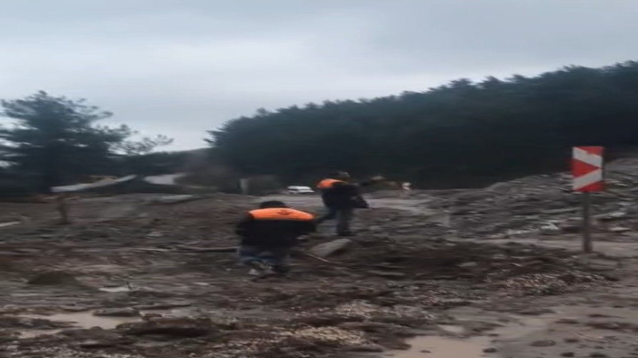 İnebolu-Doğanyurt-Cide karayolu heyelan sebebiyle ulaşıma kapandı