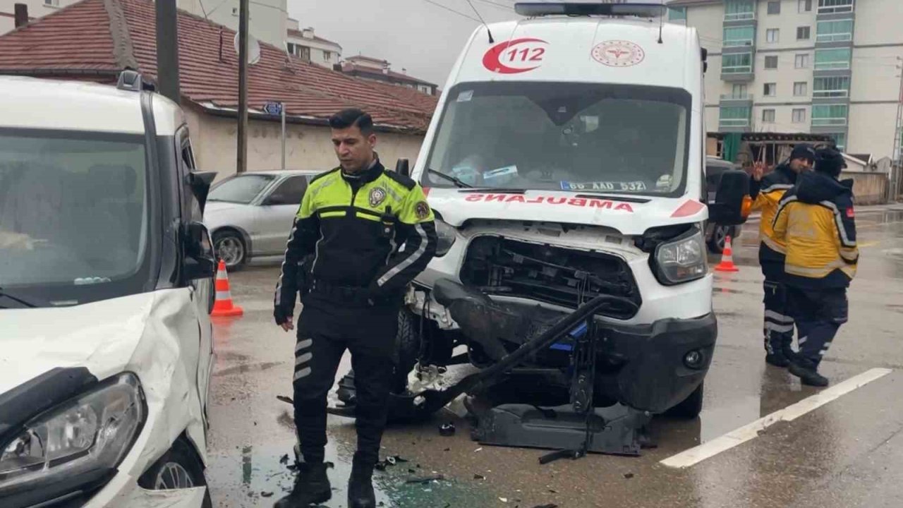 Hasta taşıyan ambulansla hafif ticari araç çarpıştı: 8 yaralı