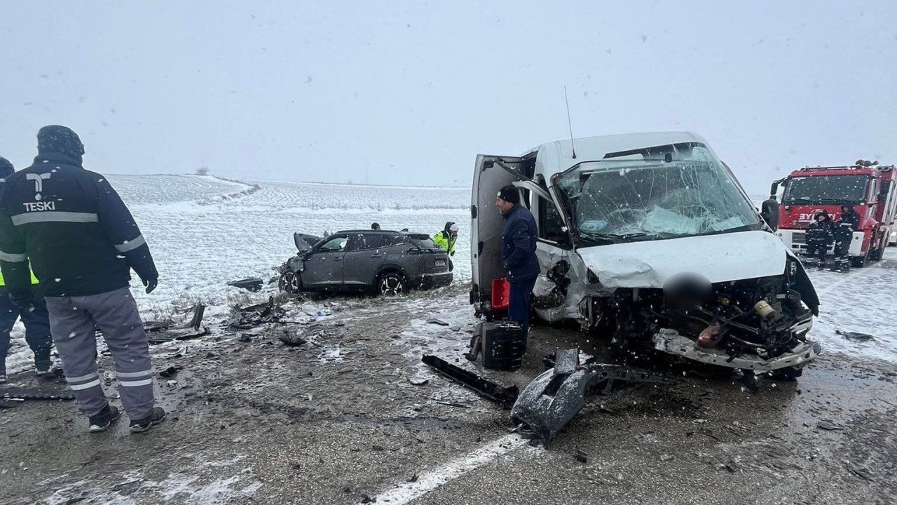 Tekirdağ’da otomobille kamyonet çarpıştı: 1 ölü, 3 yaralı