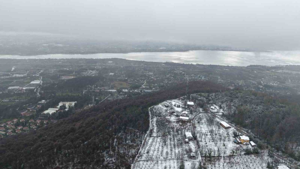 Beyaz örtü Sapanca Gölü’nü besleyen derelere can oldu