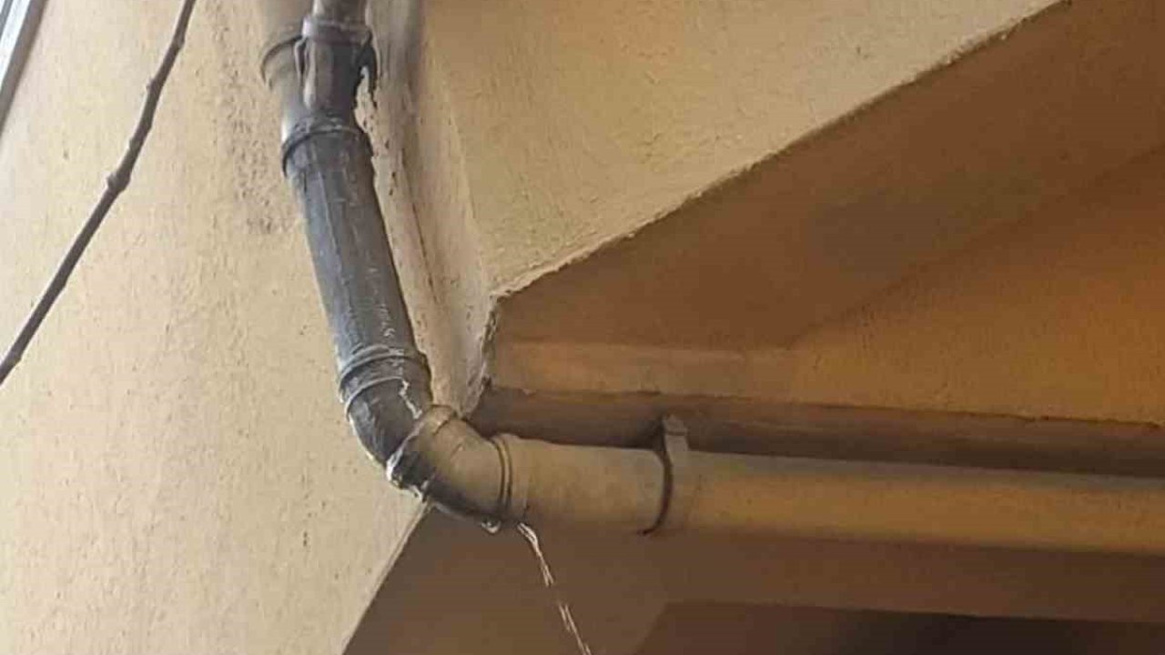 Eyüpsultan’da istinat duvarı çöktü: Bir dairede hasar oluştu