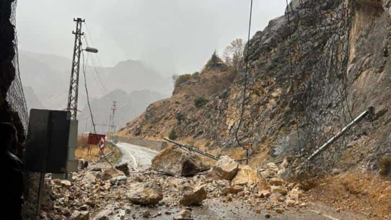 Kemaliye’de tünel girişi tehlike saçıyor