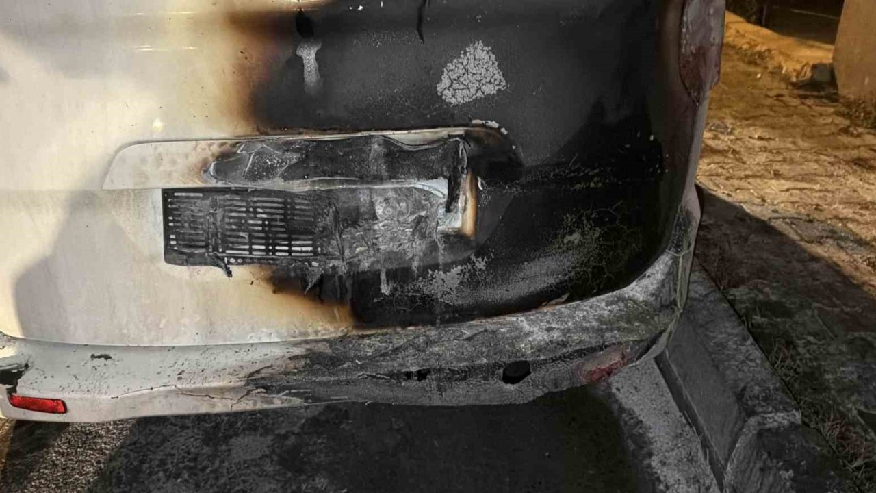 Arnavutköy’de park halindeki otomobil alev aldı: 2 araç kullanılamaz hale geldi