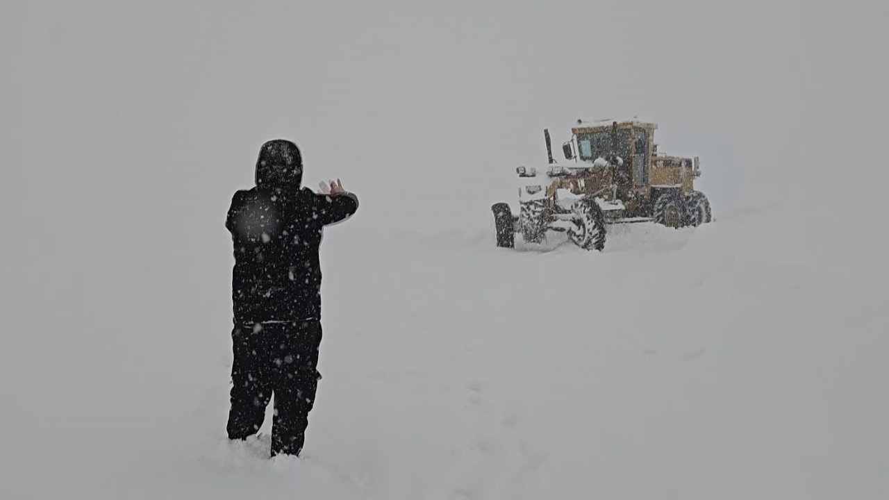 Muş’ta gazeteciler yürüyerek iş makinesine yolu tarif etti