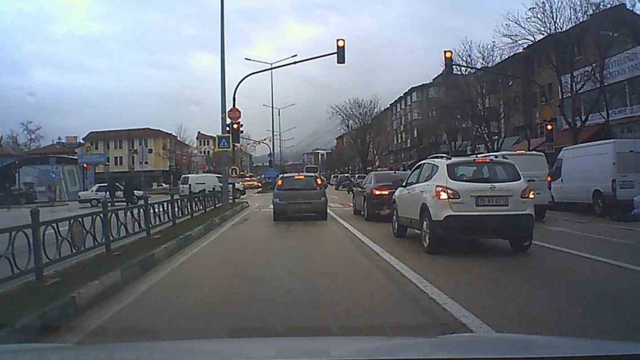 Bursa’da kırmızı ışık ihlali kaza getiriyordu...Yayanın canını hiçe saydı