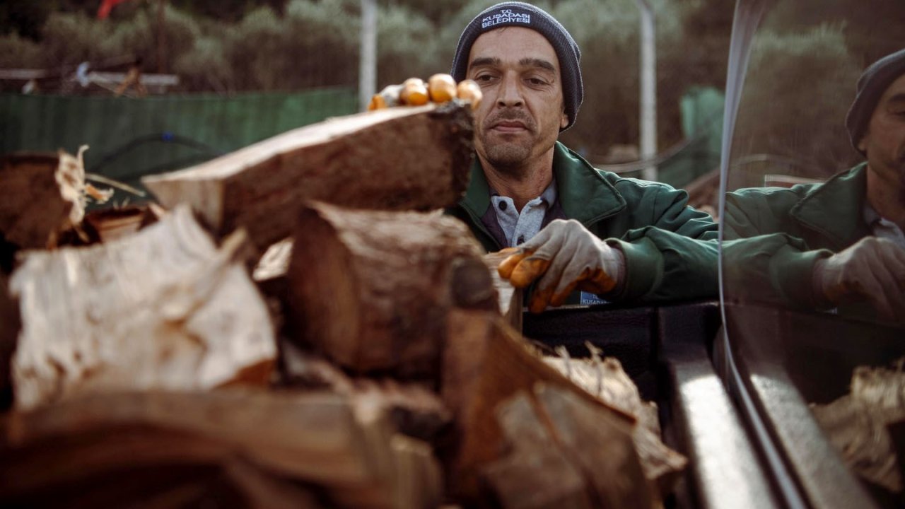 Kuşadası’nda ağaç atıkları ihtiyaç sahipleri için yakacağa dönüşüyor