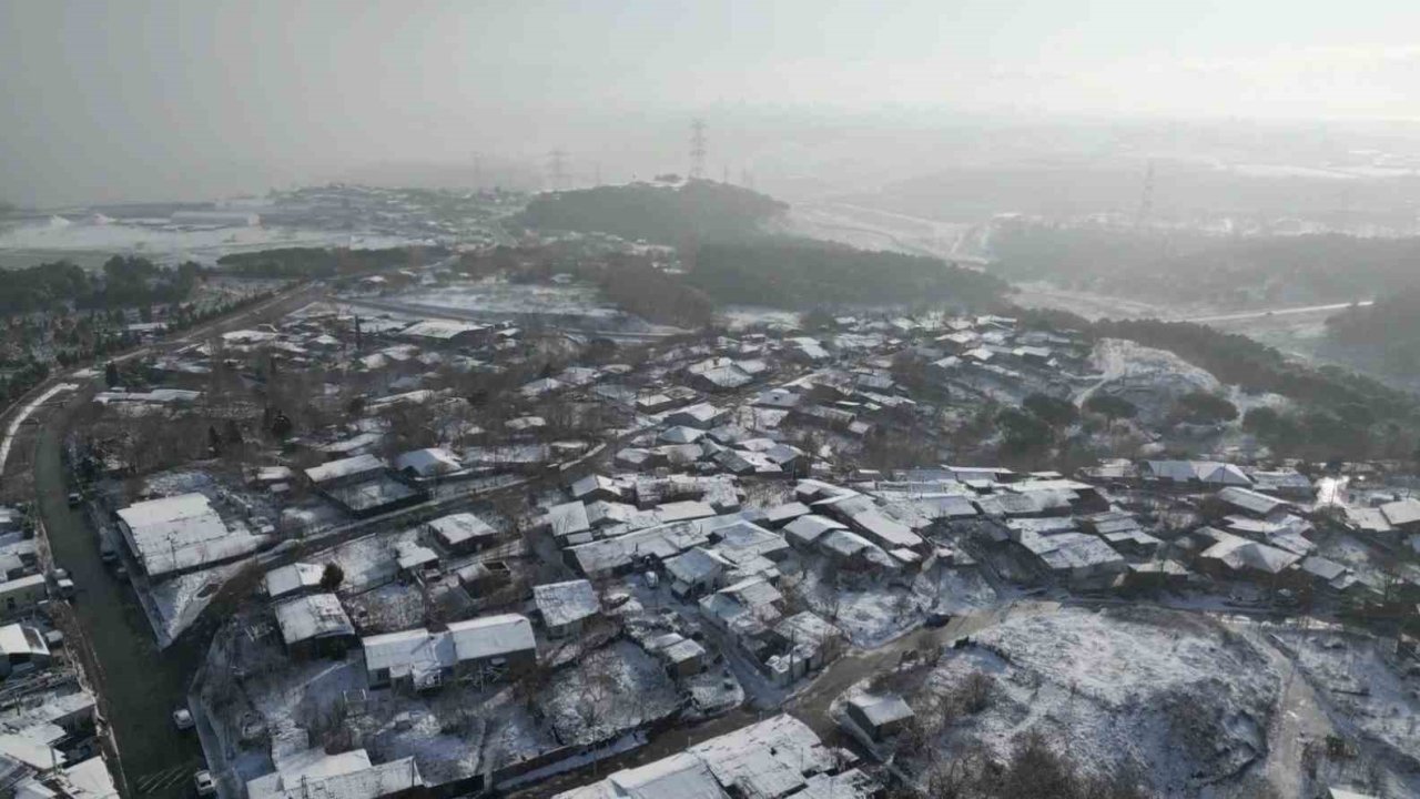 Sultangazi beyaza büründü: Kar yağışı aralıklarla devam ediyor