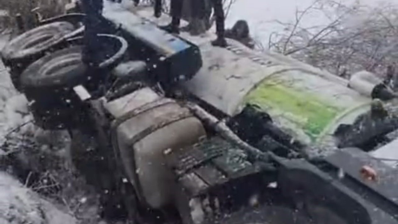 Kontrolden çıkan vidanjör şarampole devrildi