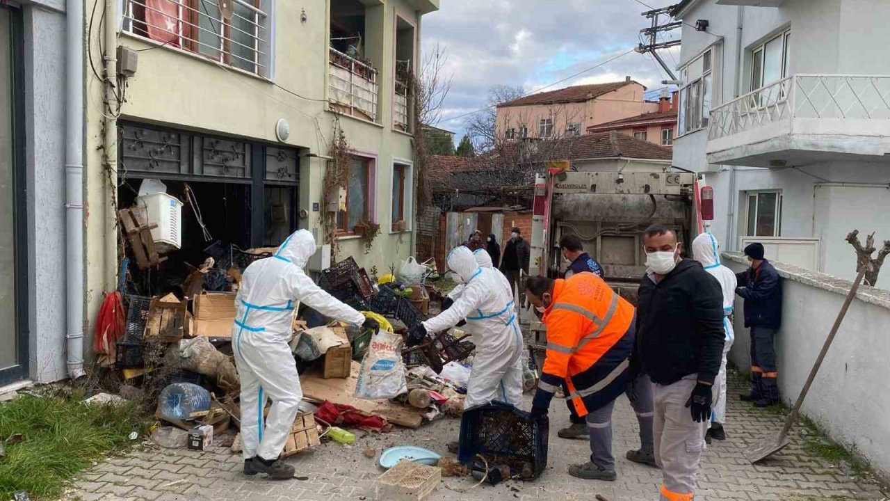 Görükle’de iki katlı çöp evden 9 kamyon çöp çıktı