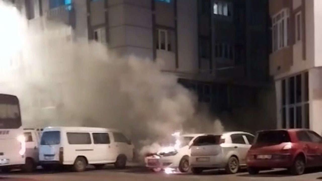 Çorlu’da park halindeki otomobile alev alev yandı