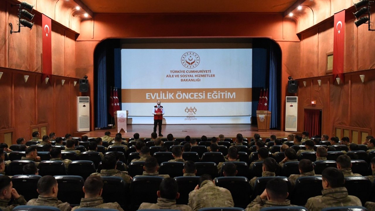 Erzincan’da askerlere evlilik öncesi eğitim verildi