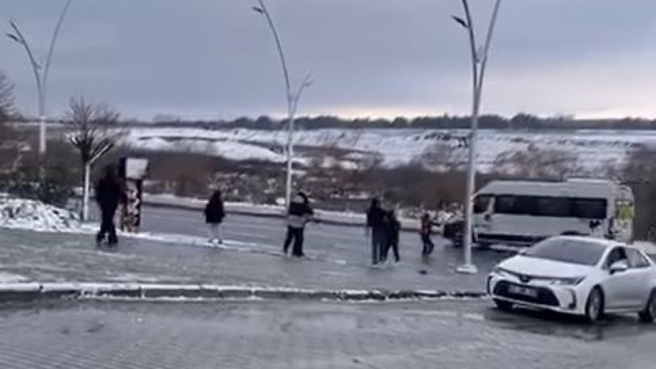 Arnavutköy’de çocukların tehlikeli oyunu sürücüleri zor durumda bıraktı