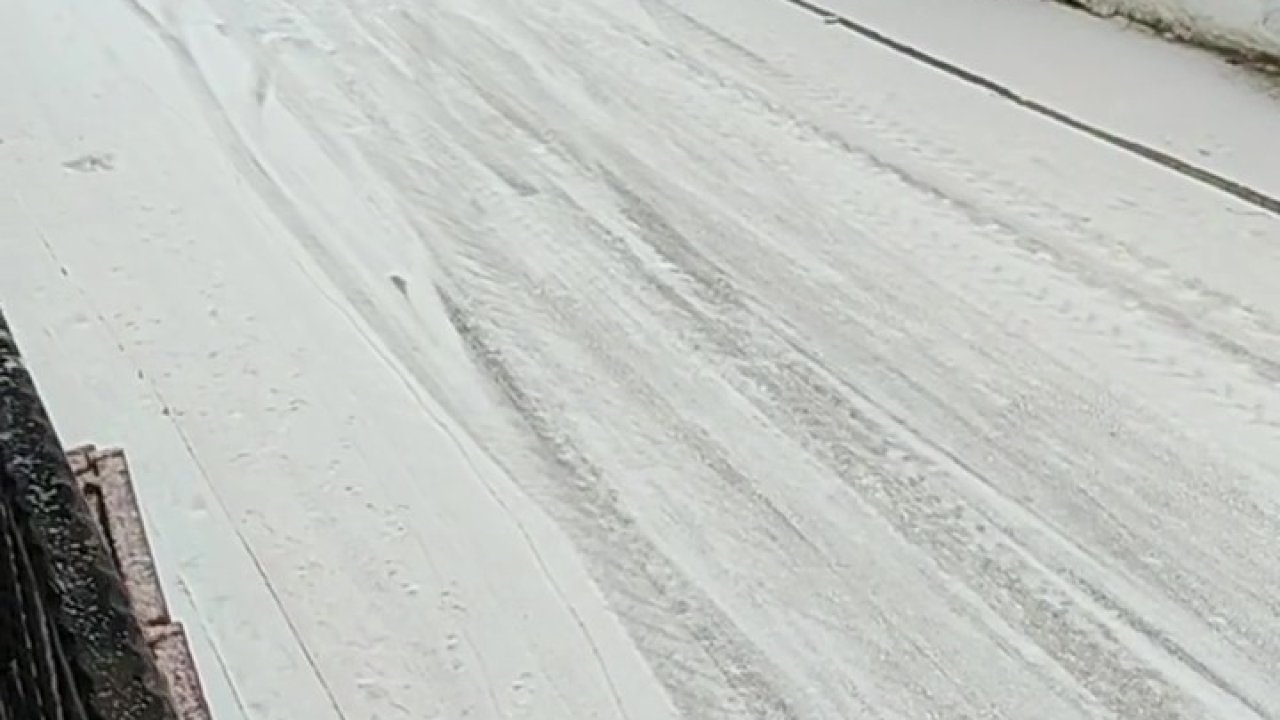 Kamyonet buzlanan yolda kayarak ilerledi