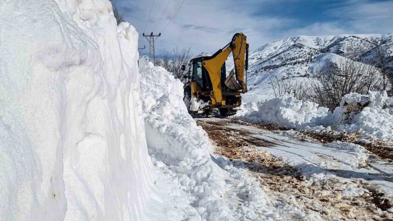 Kırsal mahallelerde karla mücadele devam ediyor