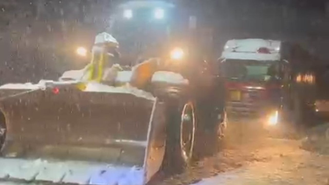 İlçe halkı üşümesin diye doğalgaz tırı iş makineleri ile çekildi