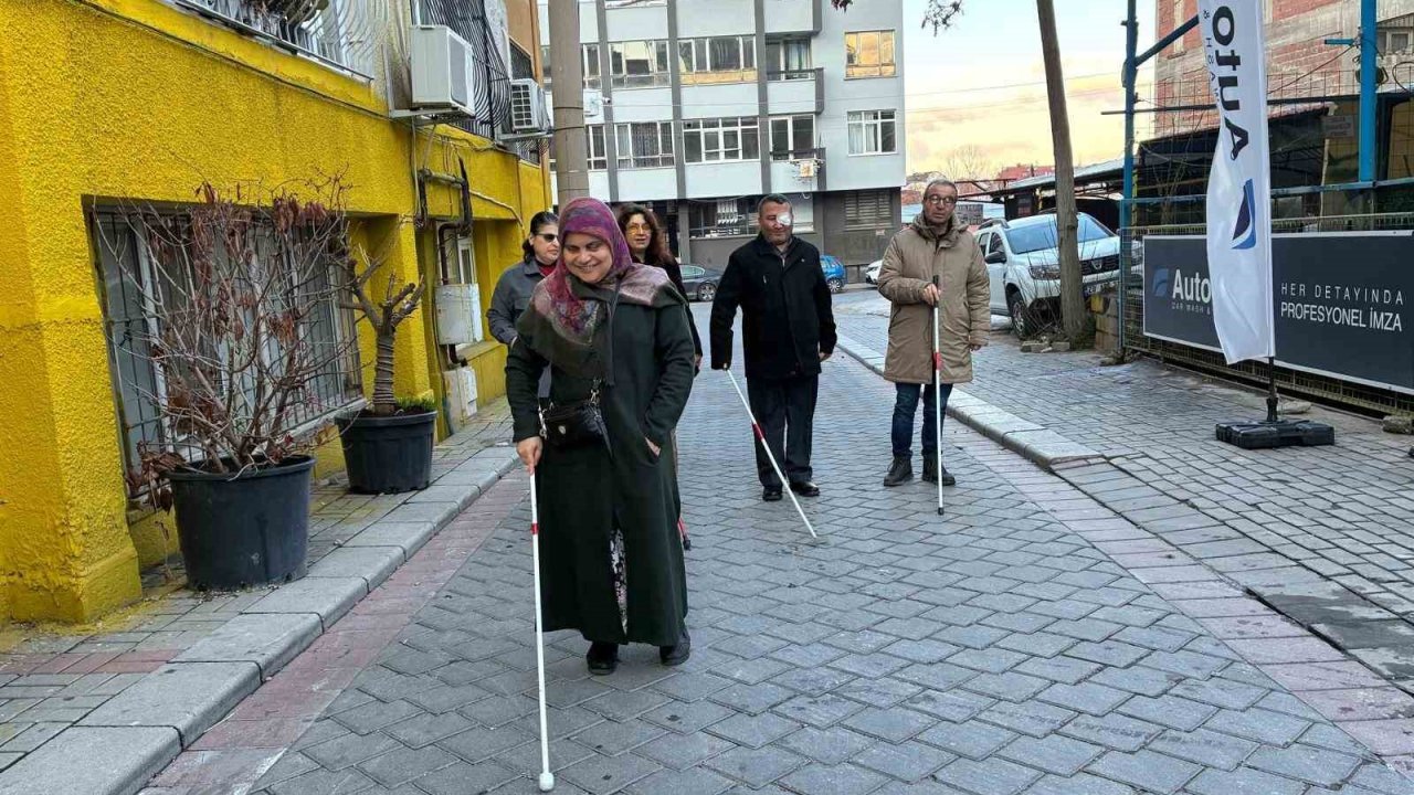 Görme engelli bireyler bu kursta hem sosyalleşiyor hem de günlük hayatlarını kolaylaştırıyor