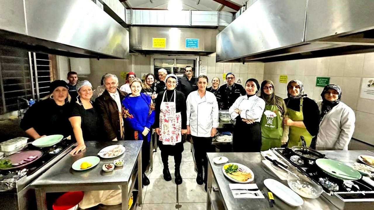 Ödüllü şef, Çeşme’de yeni aşçılar yetiştiriyor