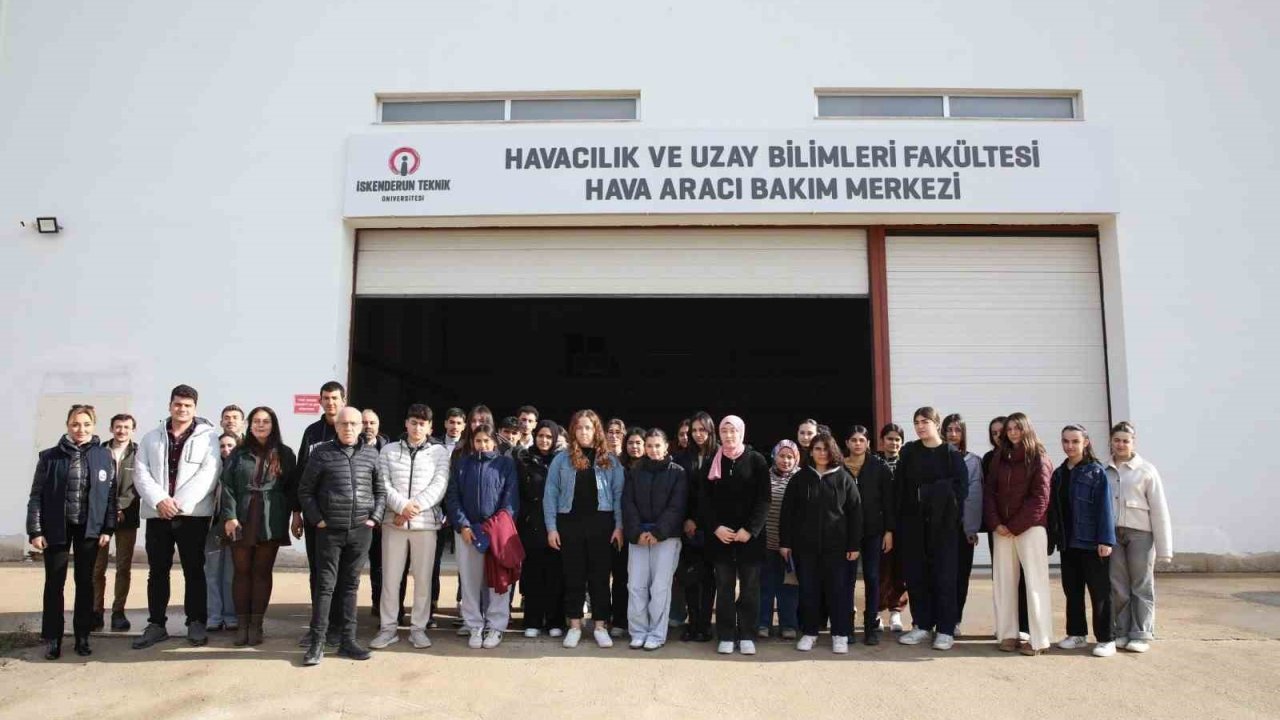 Hatay Büyükşehir Belediyesi’nin kariyer planlama gezileriyle lise öğrencileri üniversiteyi gezdi