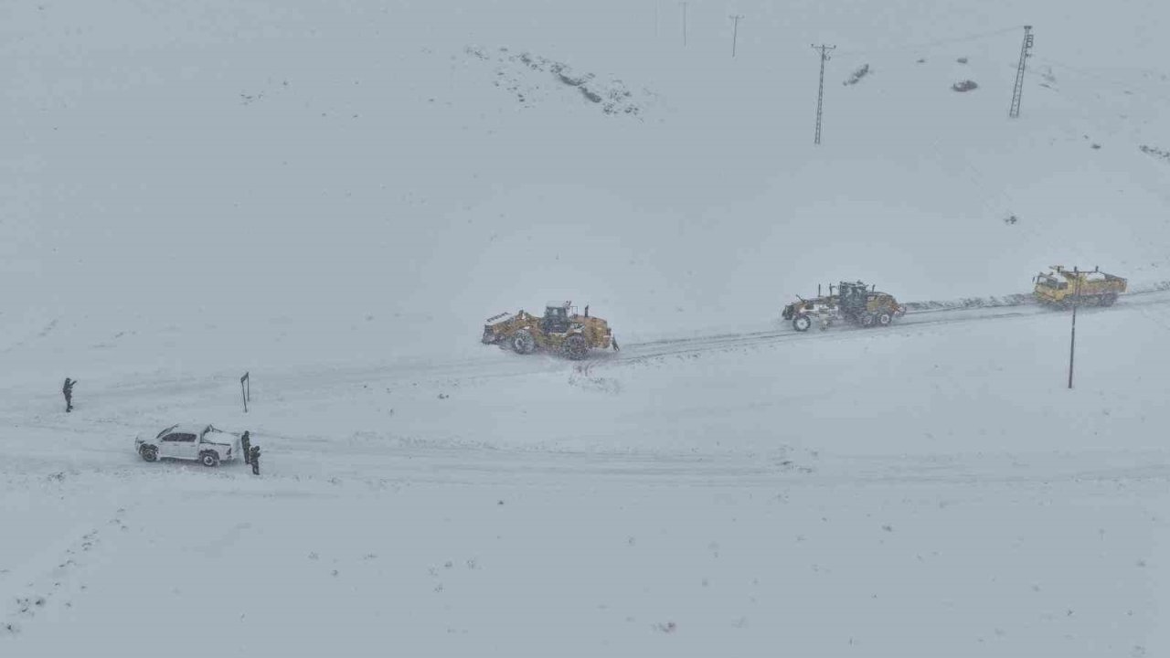 Van’da 363 yerleşim yerinin yolu kapandı