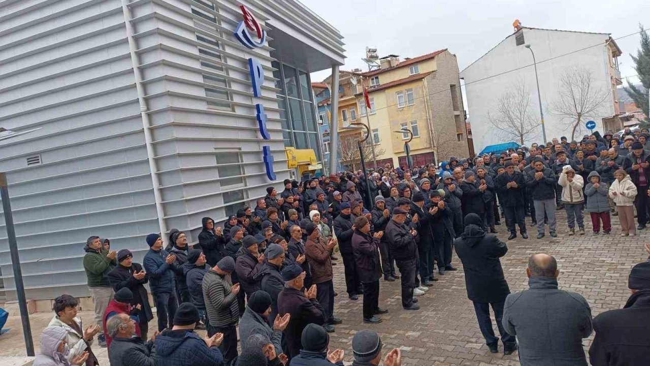 Hisarcık’ta 23 kişilik umre kafilesi dualarla uğurlandı