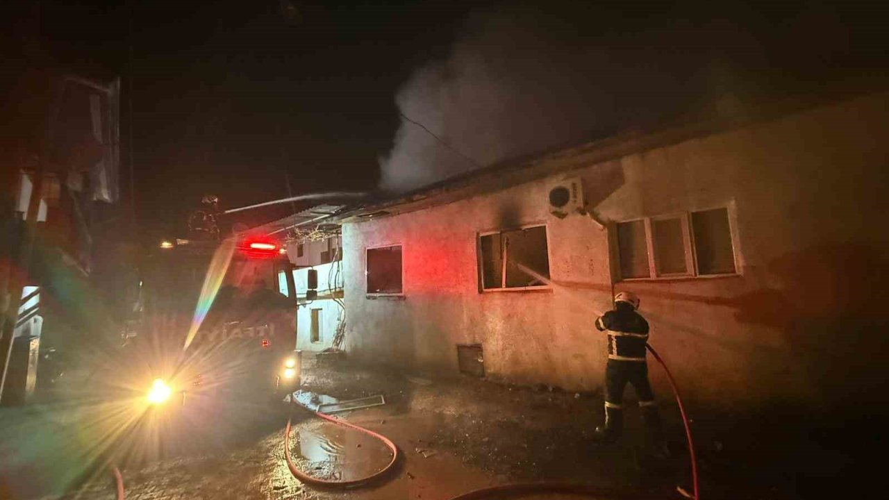 Burdur’da çıkan yangında ev küle döndü, 5 kişi kurtuldu
