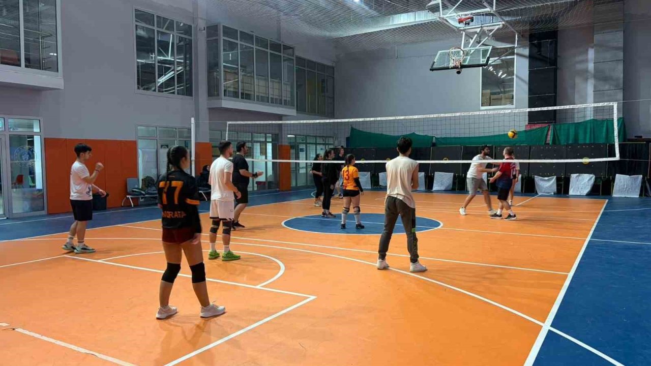 Düzce Gençlik Merkezi’nde voleybol heyecanı sürüyor