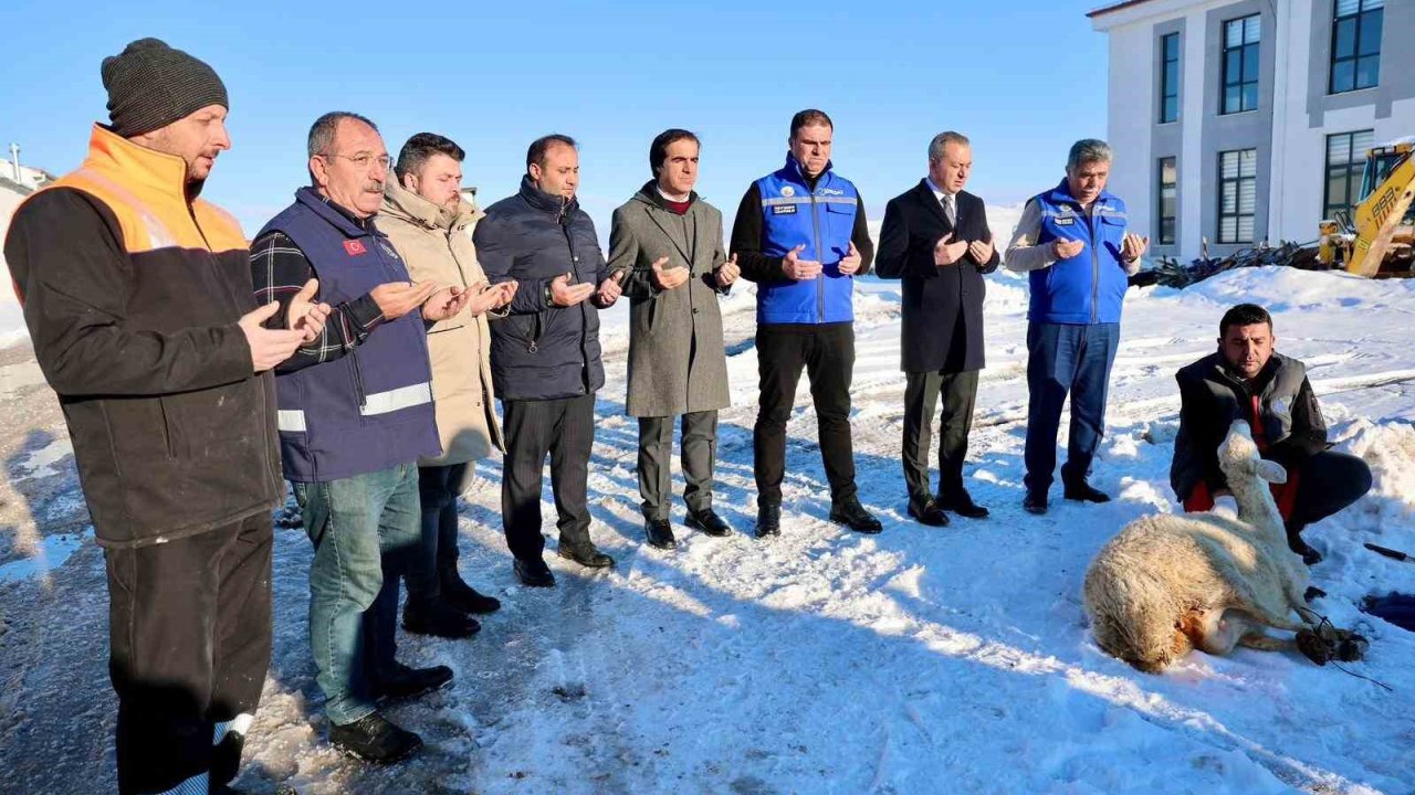 ‘Kar zahmet değil rahmet’ dediler, şükür koyunu kestiler