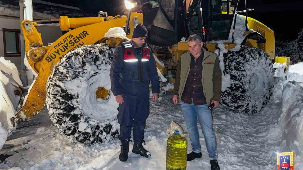 Malatya’da kardan kapanan yollarda ekipler vatandaşların yardımına koştu