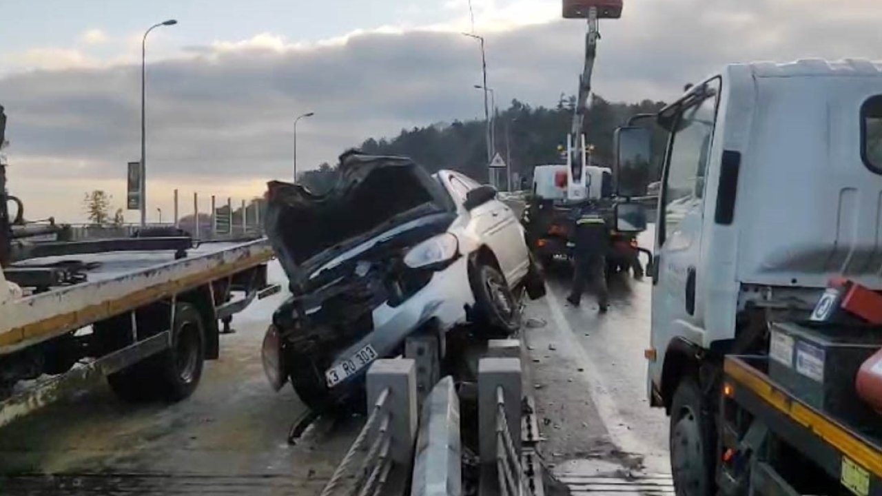 Sarıyer’de otomobil aydınlatma direğine çarptı