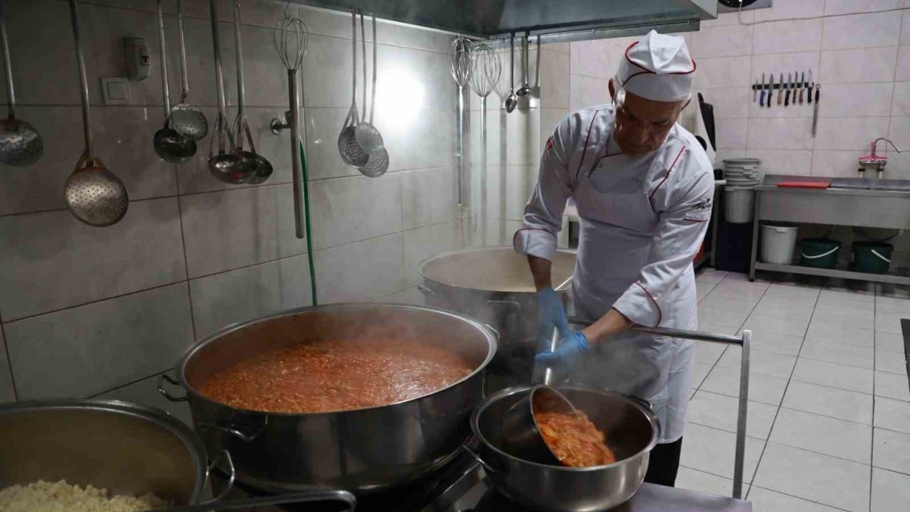 Gebze’deki aşevinden ayda 7 bin 800 öğün sıcak yemek