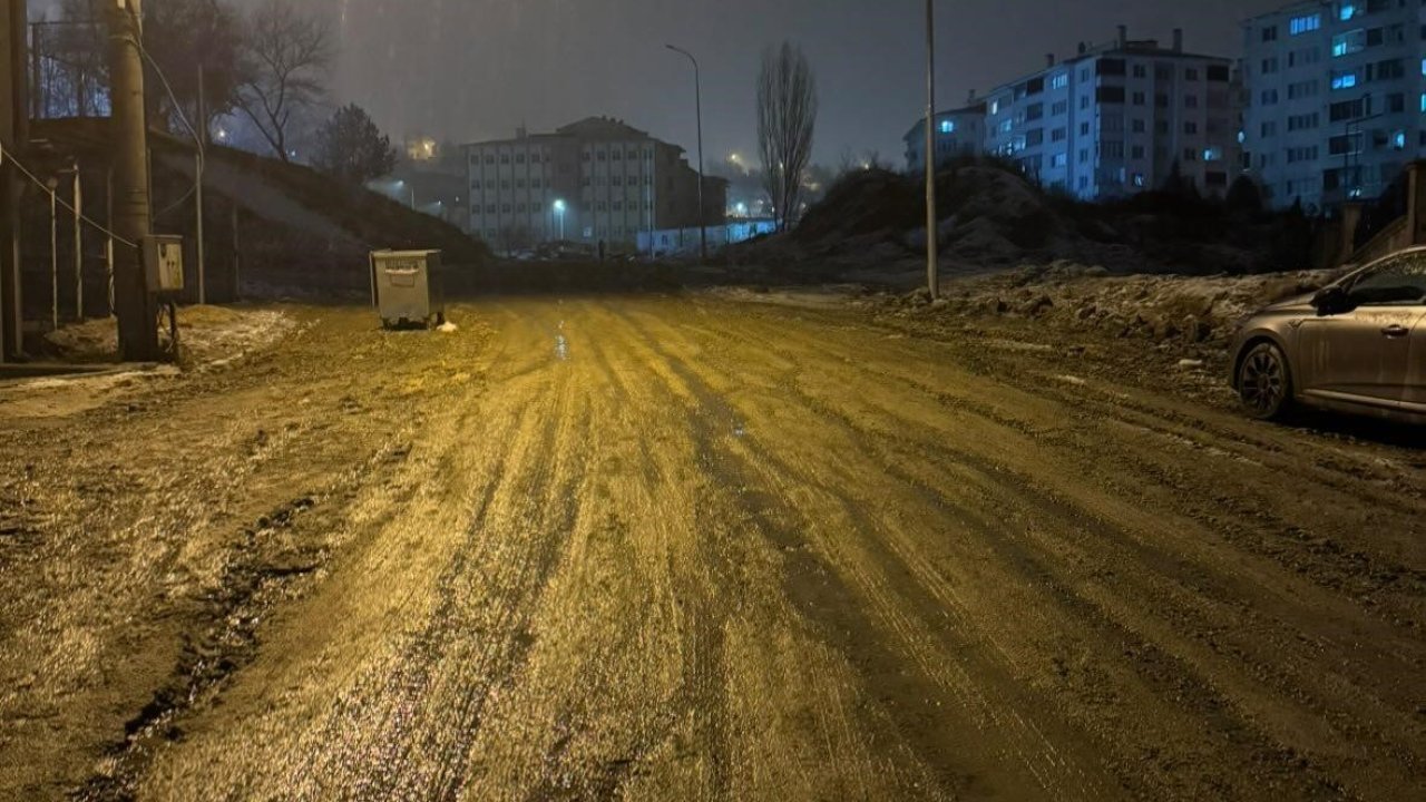 Çamur içinde olan yol temizlenip onarım bekliyor