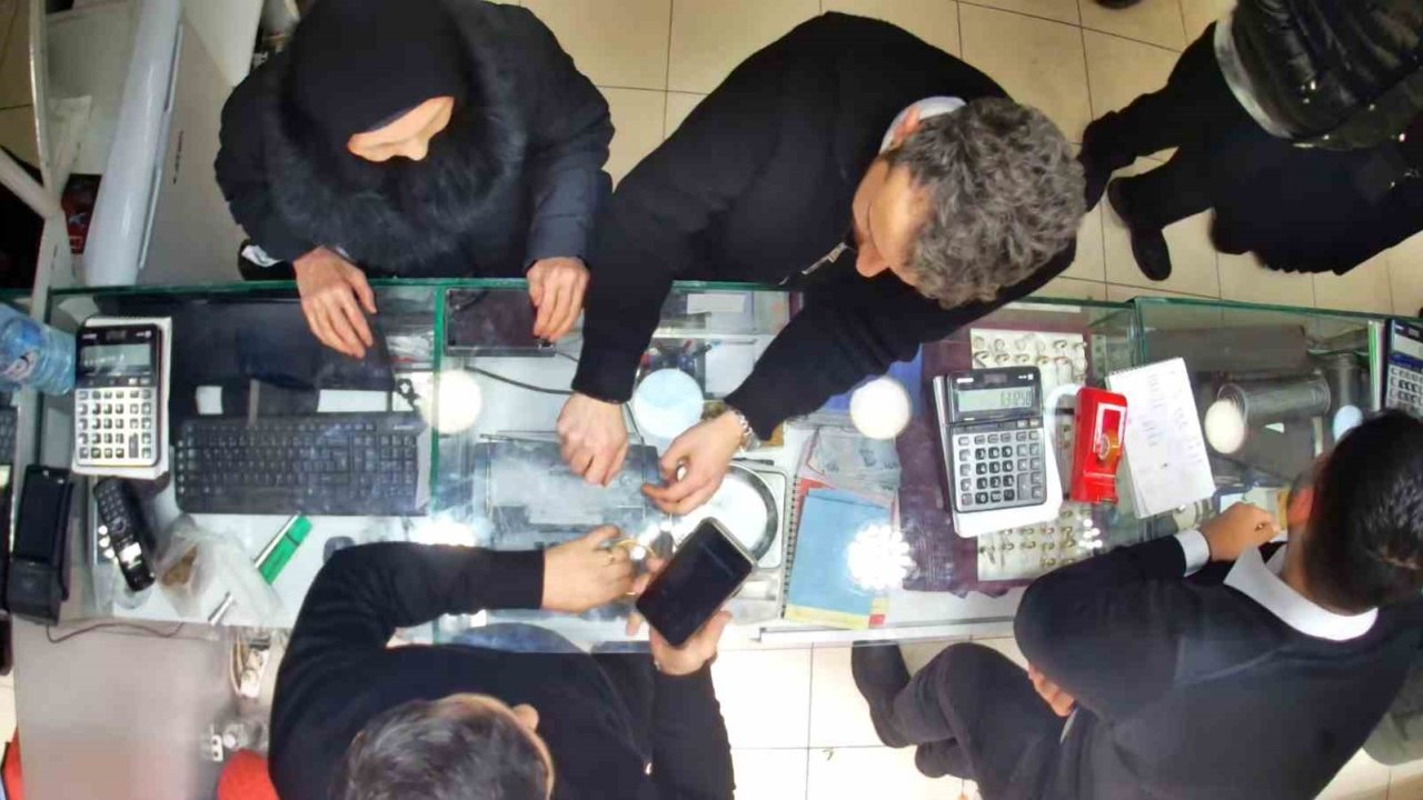 Sahte polislerin dolandırıcılık girişimini gerçek polisler bozdu