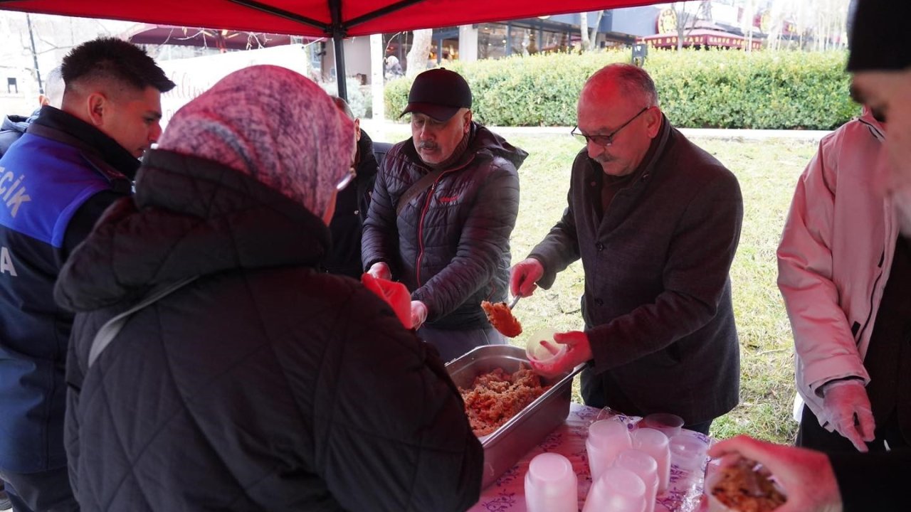 Bilecik’te Miraç Kandili dolayısıyla vatandaşlara helva ikramı