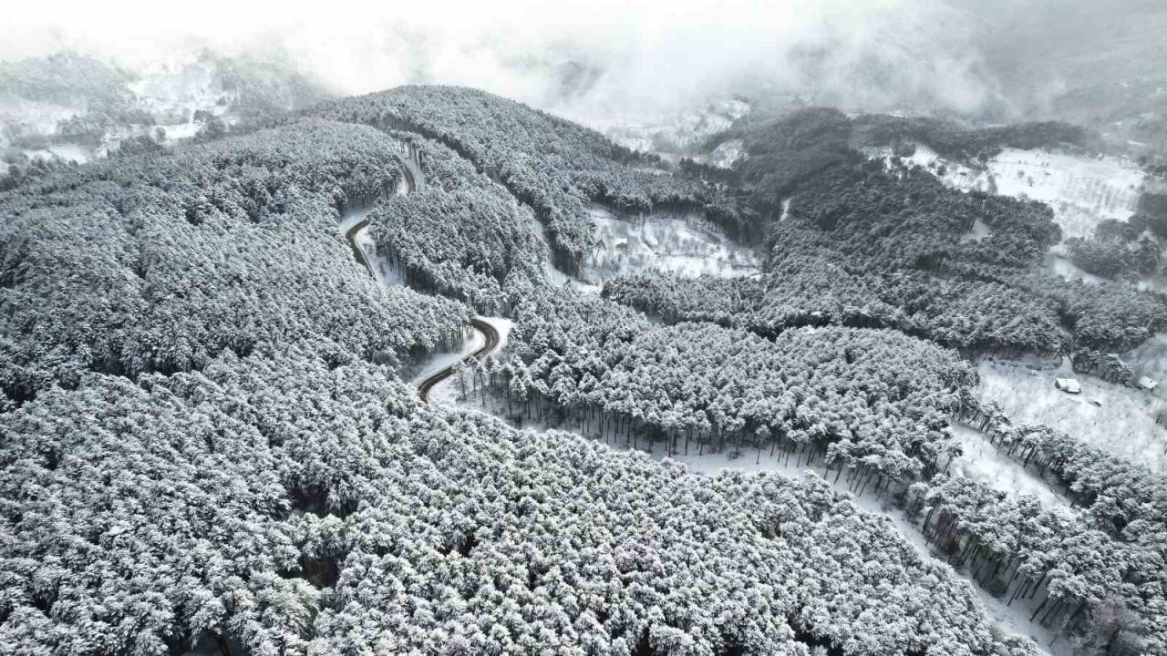 Beyaz örtüyle Uludağ’ın virajları görsel şölene dönüştü